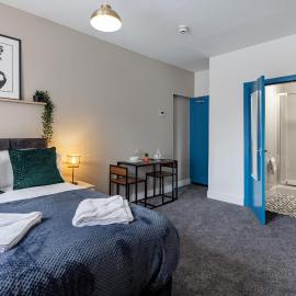City Centre Studio 7 with Kitchenette, Free Wifi and Smart TV by Yoko Property