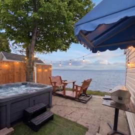 Chalet Studio #6 Waterfront with Spa, Fireplace & Wifi、Cap-Saint-Ignaceのホテル