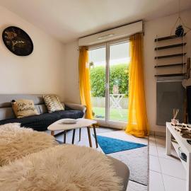Cozy T2 avec terrasse privée - Thyez, hotel em Thyez