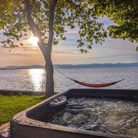 Chalet #7 Waterfront with Spa, Fireplace Wifi & AC、Cap-Saint-Ignaceのホテル