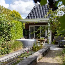 Luxury Bed & Wellness Lodge with Sauna and Jacuzzi, hotel sa Sint Pancras