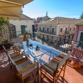 Spacious 2 Bd Balcony Apt in Preveza, hotell i Preveza