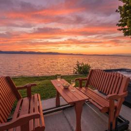 Chalet #8 Waterfront with Spa, Fireplace, Wifi and AC