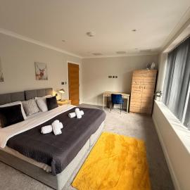 Perfect Getaway in Vibrant Neighbourhood w garden