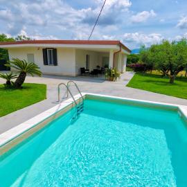 VILLA LA BOUGANVILLEA - Countryside Villa with Private Pool, Surrounded by Nature in VELLETRI - LAZIO، فندق في فليتري
