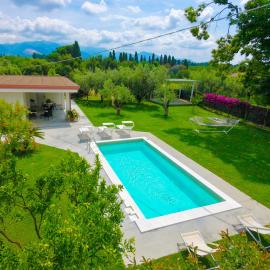 VILLA LA BOUGANVILLEA - Countryside Villa with Private Pool, Surrounded by Nature in VELLETRI - LAZIO, hotel in Velletri