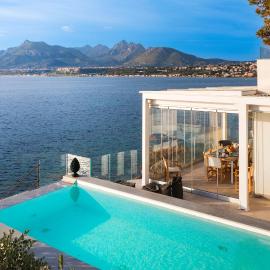 Design house with pool & direct access to the sea
