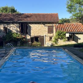 Chambre indépendante avec piscine à Saint Antonin، فندق في Espinas