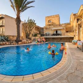 Stunning 6-Bed Gozo Villa Private Pool & Tropical Oasis, hotelli kohteessa Għarb