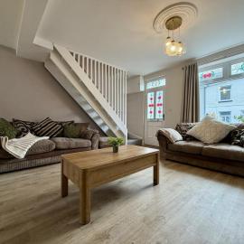 Hazel, Spacious 3-Bed Home, hotel sa Dowlais