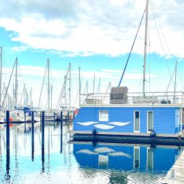 Hausboot Yara am Steg 1D, hotel in Heiligenhafen