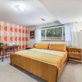 Basement Apartment w/ Hot Tub & Bombshelter!