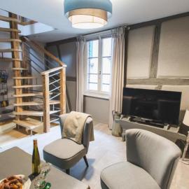 Le Cottage Bleu- In the Heart of Riquewihr by La Maison Bleue, hotel in Riquewihr