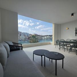 Stunning Seafront 3-BDR Apt with Huge Terrace & Bay Views, hotel en Marsaskala