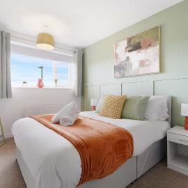 Spacious 4BR Home Sleeps 8 by Stay With Us, Hotel in Knitsley