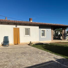 CASETTA CON GIARDINO e PORTICO โรงแรมในGaližana