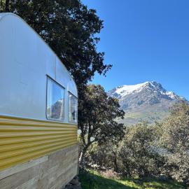 Séjour insolite en Caravane Vintage - Accès piscine et vue montagne - Domaine l'Aghja Vallica, hotel en Vallica