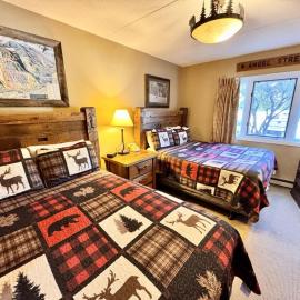 Two Bedroom Apartment with Two Bathrooms Sleeps 8 at Rivergreen Resort, hotel in Lincoln