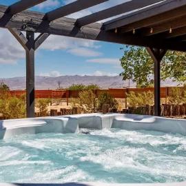 Cheerful 2bedroom home with hot tub and cowboy pool in Joshua Tree, hotel v destinaci Joshua Tree