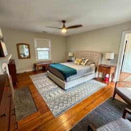 Candler Top Unit - Historic DT Lynchburg Apt, Walk To Shops and Dining, hotel in Lynchburg