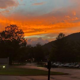 Riverside Studio for Two with Balcony and Pool near Loon Mountain, Hotel in Lincoln