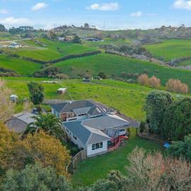 Pokeno Country Retreat - Spa, BBQ and Rural Views, hotel in Pokeno