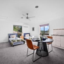Cozy Self-Contained Hospital Train and Shop Nearby, Hotel in Loganlea