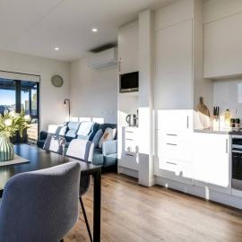 Totara Park 3BR Haven with Air-con, Deck, Parking, hotel in Auckland