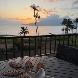 Oceanfront Artist Condo Panoramic Maui Sunsets, hotel in Kihei