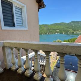 Perućac - Apartman sa pogledom na jezero, hotell sihtkohas Perućac
