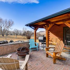 Mtn-View Deck & Fire Pit! 2-Cabin Retreat in Cody, готель у місті Коді