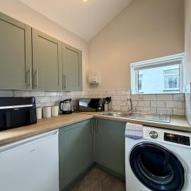 The Den- Cosy Studio, hotel u gradu Dowlais
