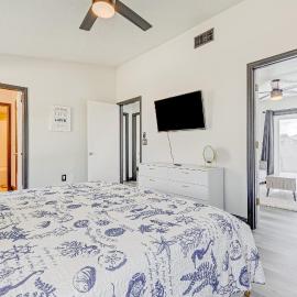 Dog friendly duplex with fenced yard, private outdoor living- AC & washer dryer