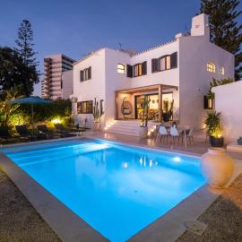 Exclusive Oasis - Quiet Luxury Villa near Albufeira Strip and Oura Beach, hotell i Albufeira