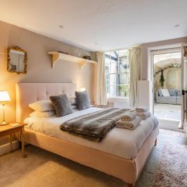 Beaufort West - Charming Bath Getaway with Private Courtyard