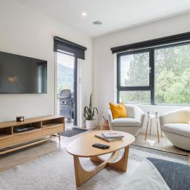 Le Refuge - Revelstoke Condo with Hot Tub، فندق في ريفيلستوك