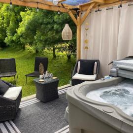 Cozy retreat with Hot Tub-5 min to Volcanoes Park, hotel u gradu Volkejno