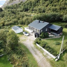 Lofoten seaview villa with sauna and garden
