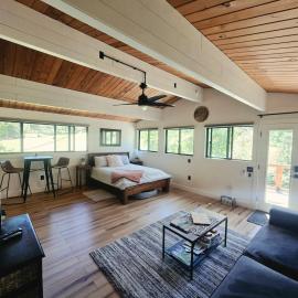 A Restful Studio Near a Creek and Forest - Pet Friendly