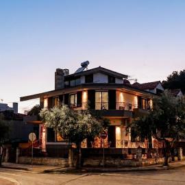 LUXURY GRAND HOME SERRES - 4 Bedrooms -Free Parking - Center, hotel en Serres