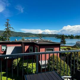 Ocean View Townhome - Sooke Harbour Marina、スークのホテル