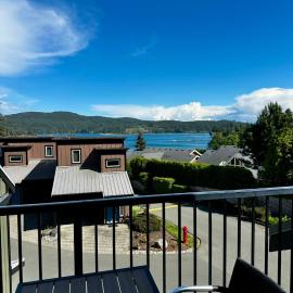 Race Rocks Townhouse - Pet Friendly Sooke Rental，蘇克的飯店