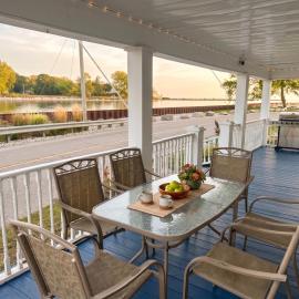 Waterfront Cottage, Top Fishing Spot, Light House, hotel i Port Maitland