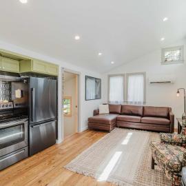 Cozy recreation home with full kitchen washer & dryer private lot and WIFI, hotel in Bend