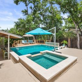 5BR Group Retreat w/ Pool in Austin, 4 Mi to Dtwn、オースティンのホテル