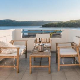 Apartments on island Molat next to the sea - by TA Leut Agency, ξενοδοχείο σε Brgulje