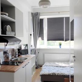 A small cozy nest with free parking!
