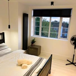Stylish 2Bed-Fast WiFi-Full & equipped Kitchen-Sleeps 5-5mins Walk From South Croydon Train Station, хотел в Кройдън