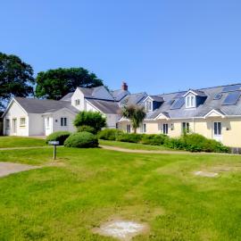Sunflower Apartment, recently renovated stylish dog-friendly two bedroom apartment near Tenby with outdoor space, hotel a Tenby