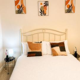 Deluxe Room in a 2Bedroom Aprt W Fast WiFi, Netflix, behind train station, hotel in Wolverhampton